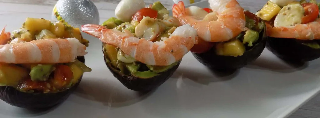 Aguacate relleno de persimon y langostinos