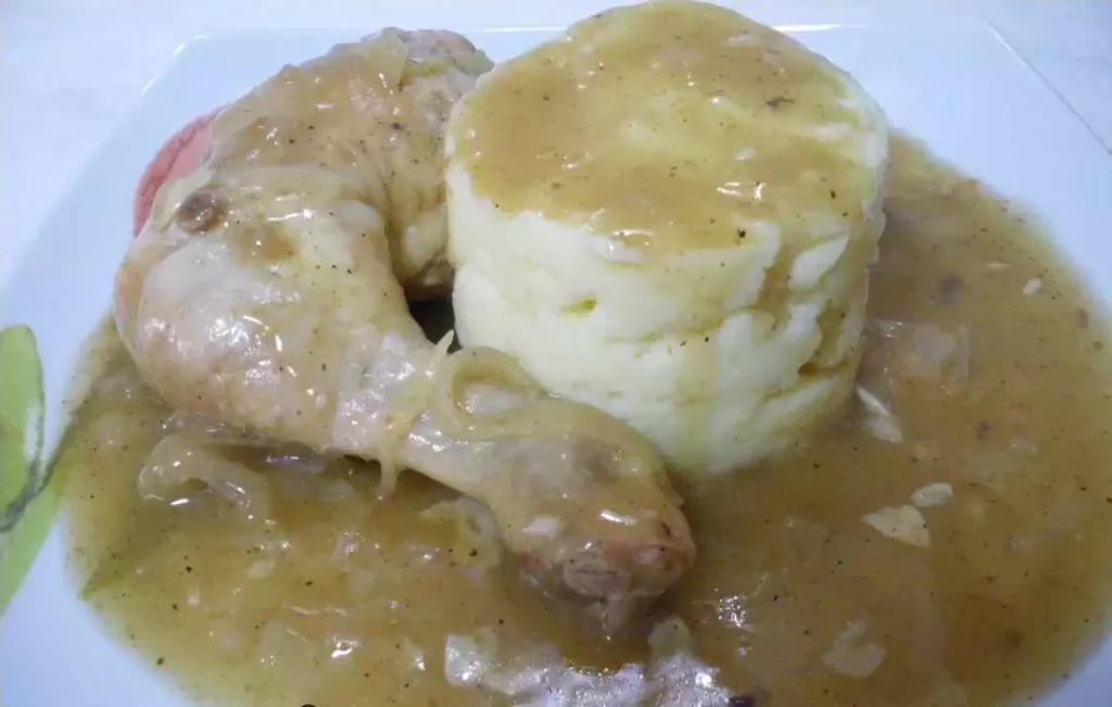 pollo-con-salsa-de-cilantro-con-pure-de-patatas/