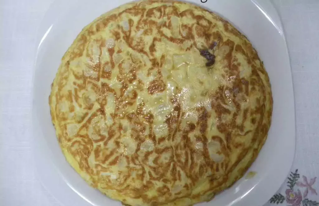 tortilla-de-cebolla-y-ajetes