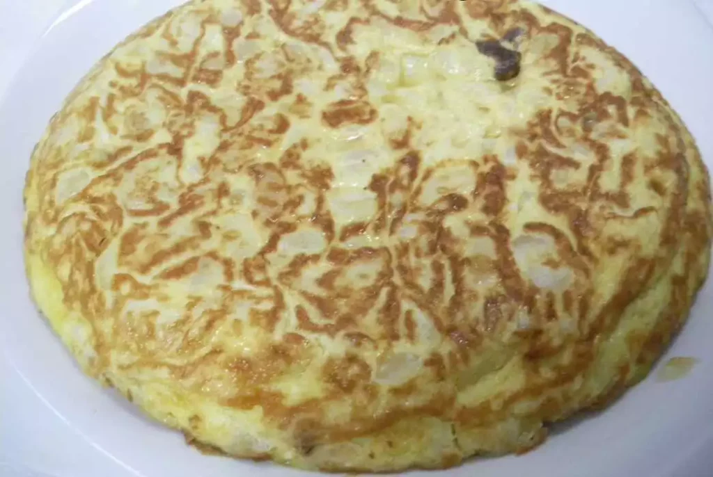 tortilla-de-cebolla-y-ajetes