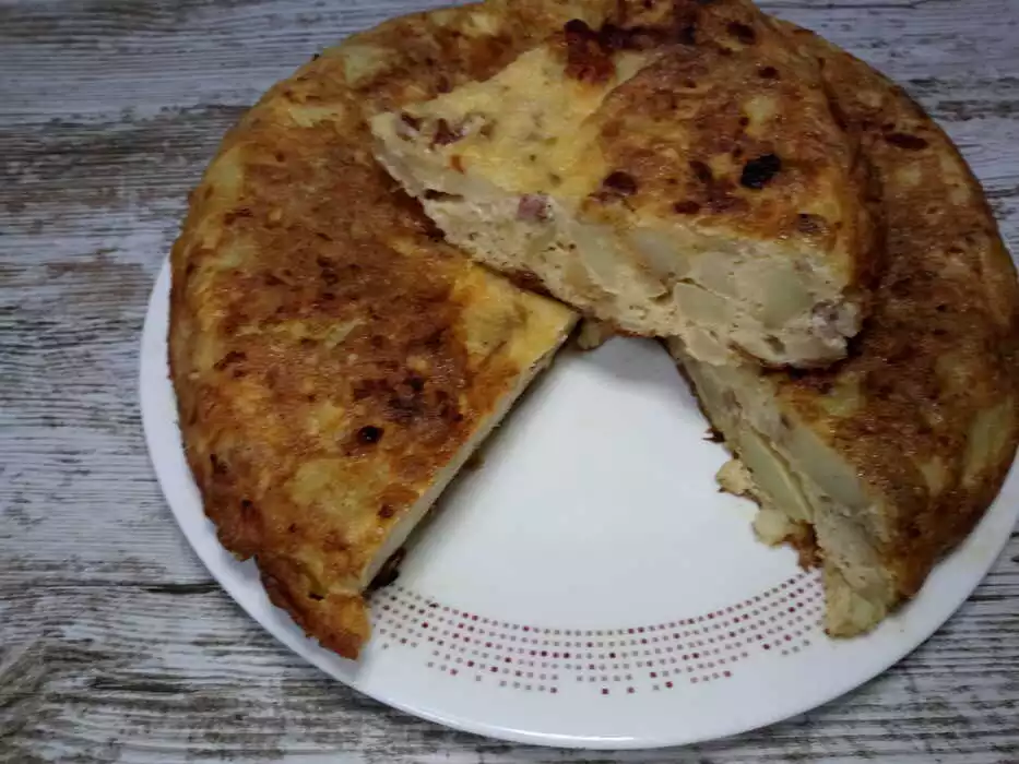 Tortilla-de patatas-con bacon-chorizo-y-queso