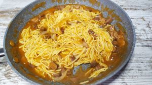 espaguetis-con-calamares-en-salsa-americana