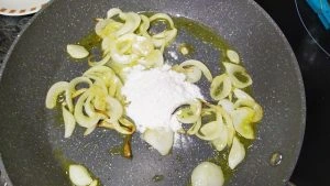 espaguetis-con-calamares-en-salsa-americana