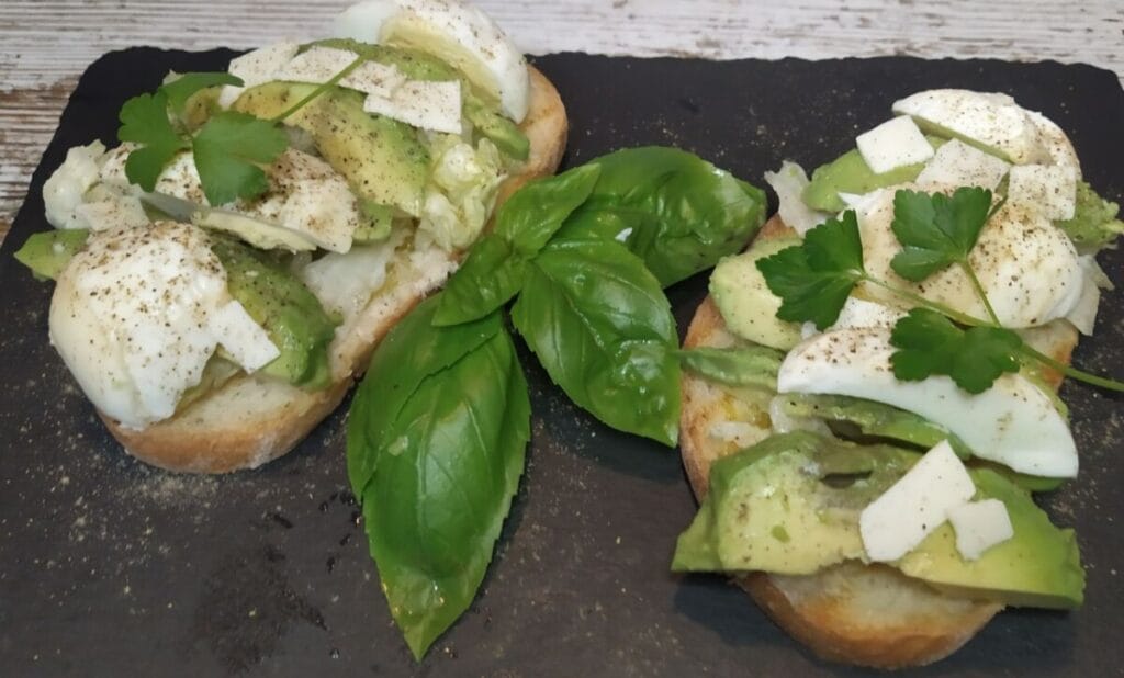 tostada de aguacate y huevos haminados