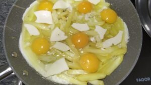 patatas fritas con huevos rotos