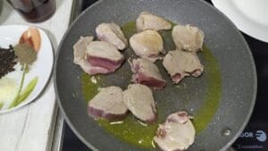 receta de solomillo de cerdo a la pimienta con salsa de nata carne jugosa