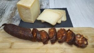 TAPA PINCHO TOSTÁ CANAPÉ DE MORCILLA CON QUESO Y CEBOLLA caramelizada de Guadalmez