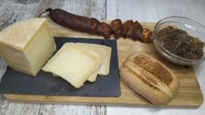 TAPA PINCHO TOSTÁ CANAPÉ DE MORCILLA CON QUESO Y CEBOLLA caramelizada de Guadalmez