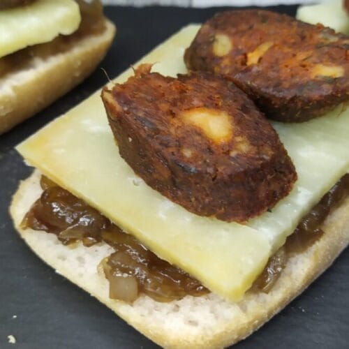 TAPA PINCHO TOSTÁ CANAPÉ DE MORCILLA CON QUESO Y CEBOLLA caramelizada de Guadalmez