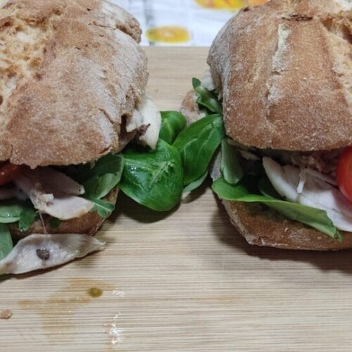 Bocadillo de pollo asado con tomate y mayonesa