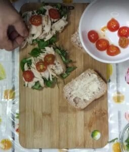 Bocadillo de pollo asado con tomate y mayonesa