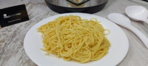 espaguetis cocidos o pasta cocida en frycook masterpro