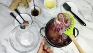 Te o infusion para aliviar el resfriado y la gripe además para subir las defensas . Infusión de cebolla y ajo con jengibre. Jarabe contra la tos y la gripe.