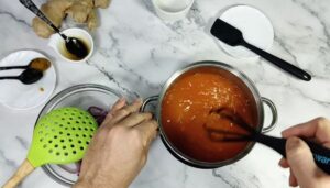 Te o infusion para aliviar el resfriado y la gripe además para subir las defensas . Infusión de cebolla y ajo con jengibre. Jarabe contra la tos y la gripe.