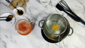Te o infusion para aliviar el resfriado y la gripe además para subir las defensas . Infusión de cebolla y ajo con jengibre. Jarabe contra la tos y la gripe.