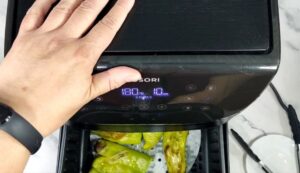 Pimientos verdes fritos en freidora de aire o airfryer