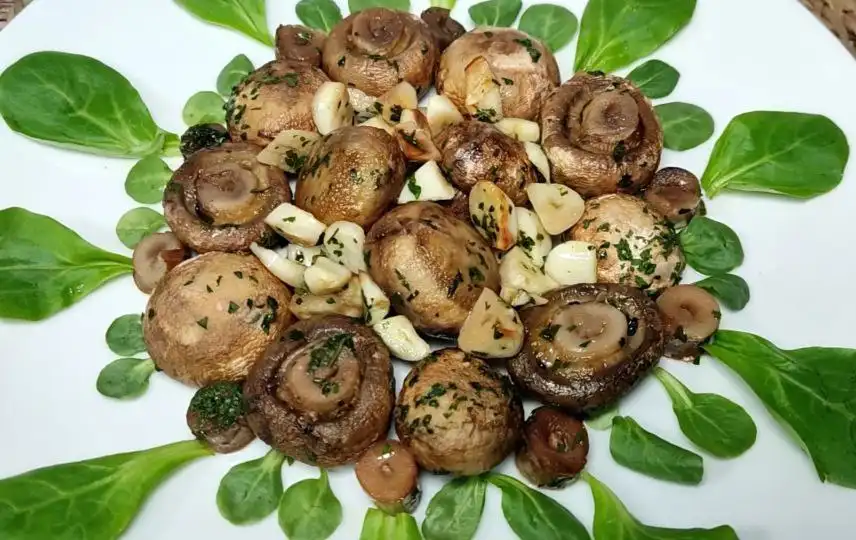 champiñones en freidora de aire al ajillo