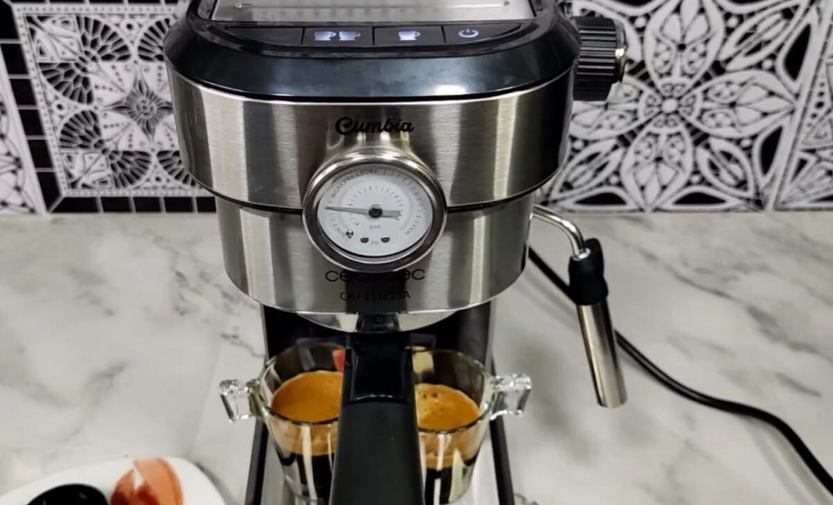 Bebidas refrescantes con café en la cafetera CAFELIZZIA 790 STEEL PRO CECOTEC
