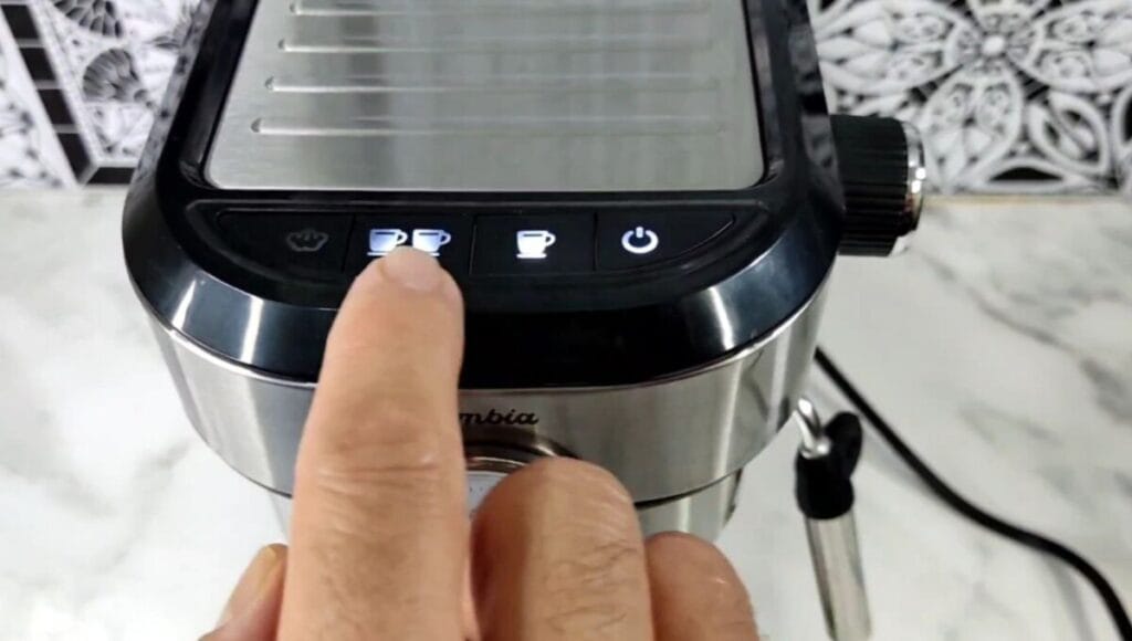 Bebidas refrescantes con café en la cafetera CAFELIZZIA 790 STEEL PRO CECOTEC