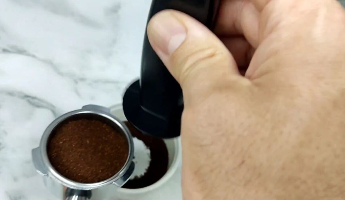 Bebidas refrescantes con café en la cafetera CAFELIZZIA 790 STEEL PRO CECOTEC