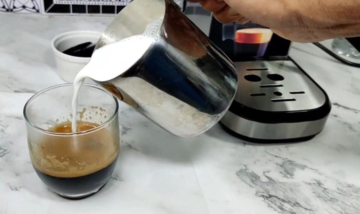 Bebidas refrescantes con café en la cafetera CAFELIZZIA 790 STEEL PRO CECOTEC