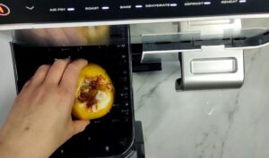 Asar manzanas en freidora de aire