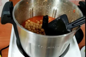 Garbanzos-de-bote-con-chorizo