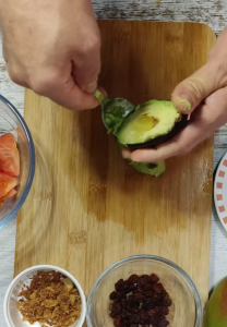 Ensalada de mango, aguacate y tomate