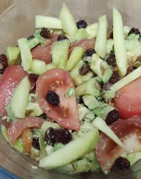 Ensalada de mango, aguacate y tomate