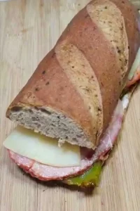 Bocadillo de lomo adobado